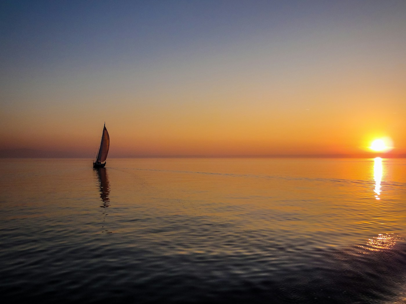 Segelboot bei Sonnenuntergang — Hochzeit am Bodensee