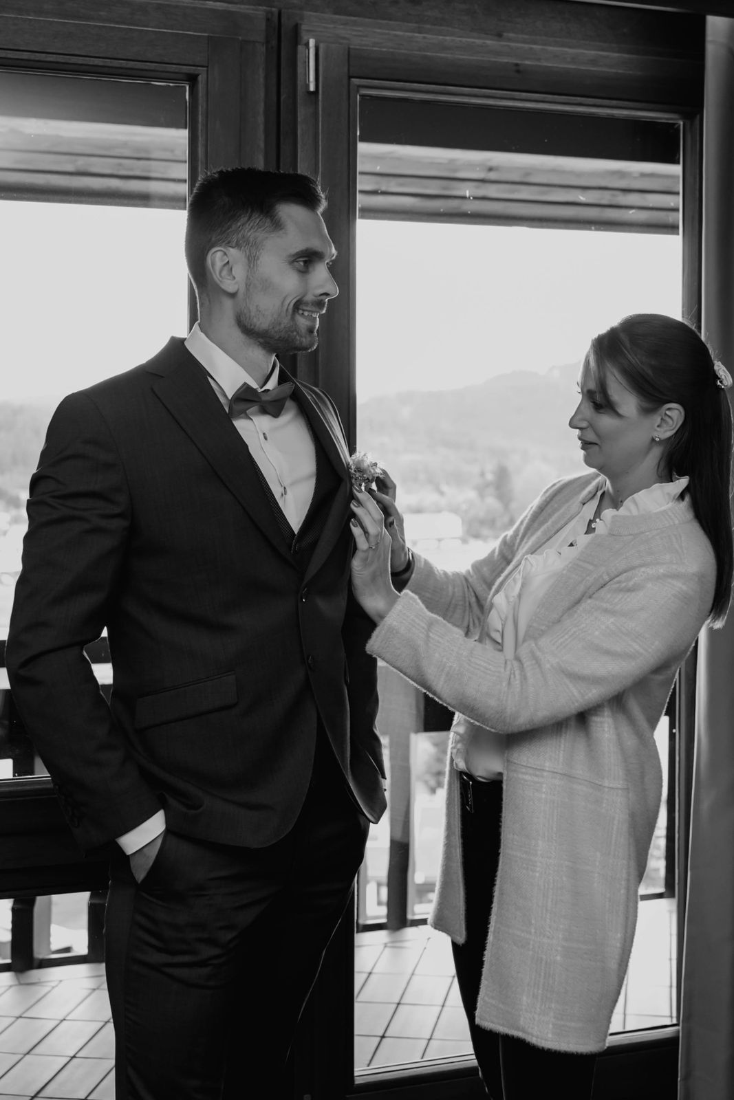 Bräutigam im Gespräch mit Hochzeitsplaner