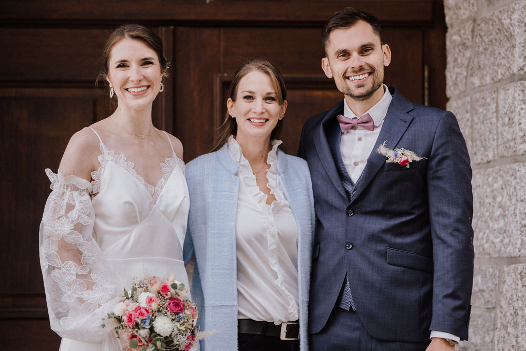Brautpaar mit Hochzeitsplanerin